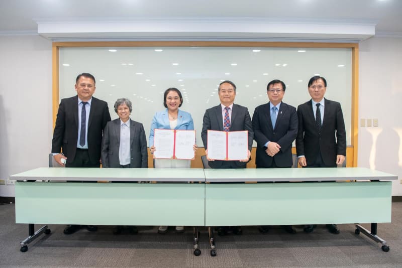 雙方簽署臺菲漁業技術工作小組第七次會議(TWG7)會議紀錄(圖片來源:漁業署)