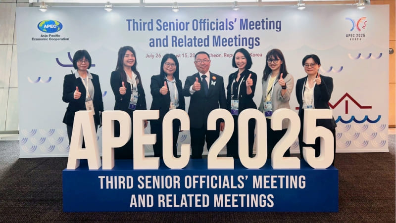 Minister without Portfolio Lin Ming-hsin (center) and other Taiwan delegates give the thumbs-up during the APEC Women and the Economy Forum held Aug. 9-12 in Incheon, South Korea. (Courtesy of Executive Yuan)