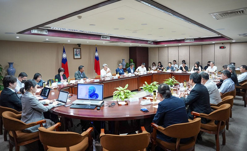 Economic Minister Kuo Jyh-huei (back, fourth left, under flag) speaks to business representatives Aug. 18 in Taipei City. (Courtesy of MOEA)
