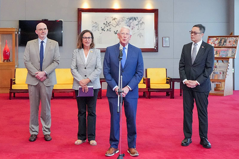 美國聯邦參議院軍事委員會主席維克(Roger Wicker,右二)及聯邦參議員費雪(Deb Fischer,左二)發表談話。