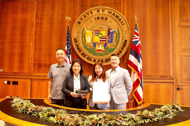 青年大使拜會夏威夷副州長Sylvia Luke(左二),以及團長外交部非政府組織國際事務會副執行長康嘉棋(右一)與駐檀香山辦事處處長張詩瑞(左一)一同合影。