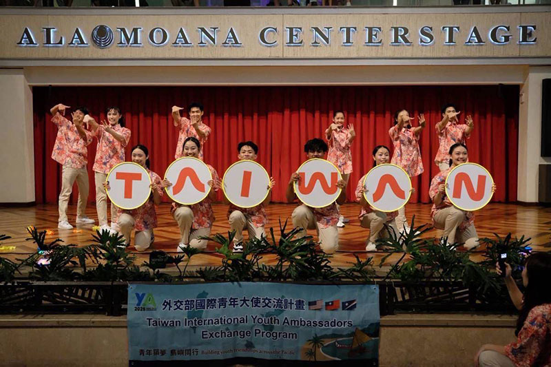 青年大使於檀香山購物中心 Ala Moana Center舉辦「台灣文化之夜」,現場互動熱烈。