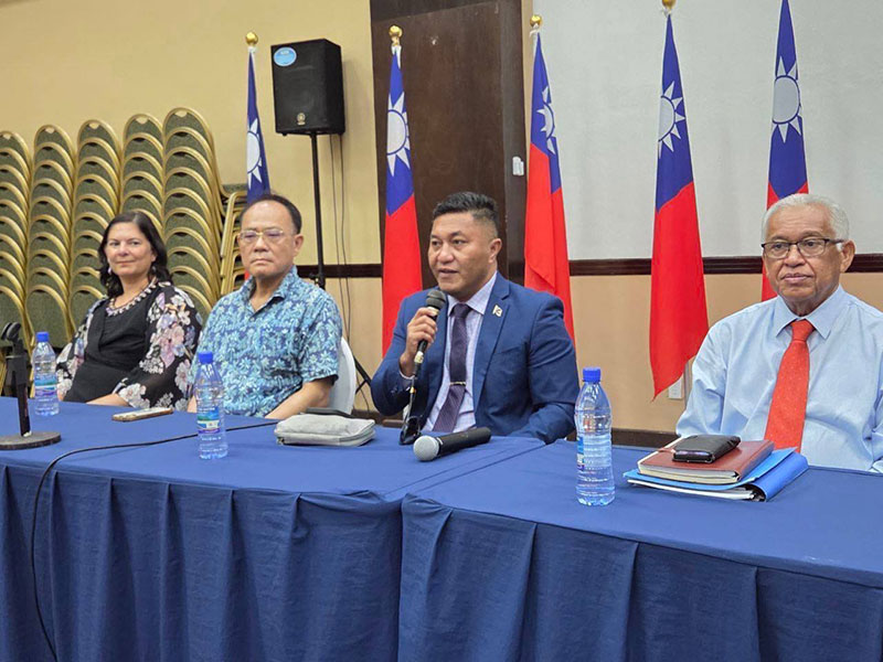 馬紹爾群島外貿部長康仁德(Kalani Kaneko)及教育部長蔡傑儒(Gerald Zackios)接見青年大使。