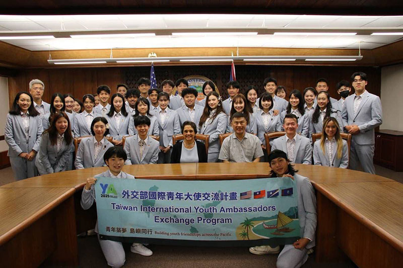 關島總督古蕾露(Lourdes A. Leon Guerrero,中)接見青年大使,肯定台、關共享價值與合作。