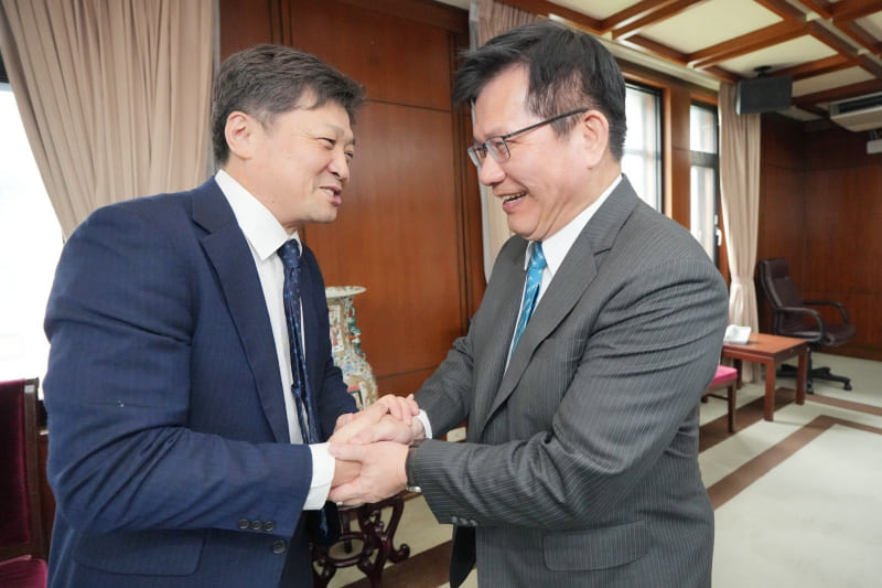 Minister Lin welcomes Professor Matsuda.
