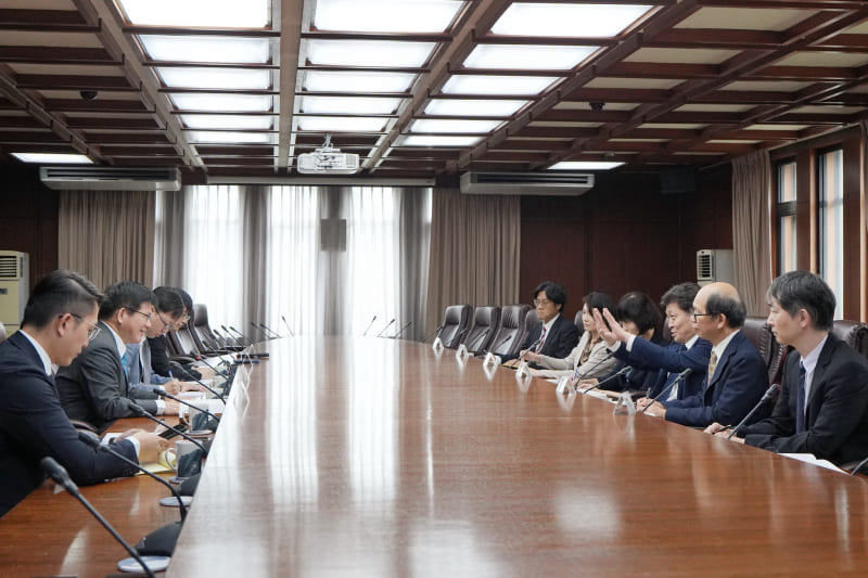 Minister Lin exchanges views with the members of the delegation.