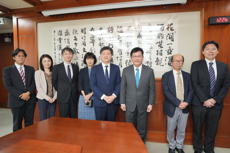 Minister Lin poses for a photo with the delegation.
