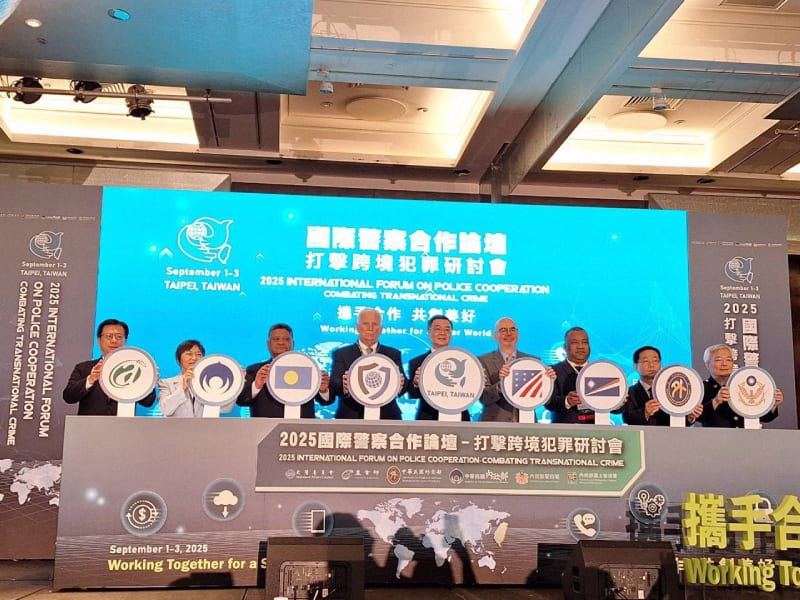 「2025國際警察合作論壇―打擊跨境犯罪研討會」啟動儀式。(由左至右)農業部政務次長黃昭欽、內政部長劉世芳、帛琉國務部長艾古斯(Gustav Aitaro)、國際警察首長協會(IACP)會長Ken Walker、行政院長卓榮泰、美國在台協會處長谷立言(Raymond Greene)、馬紹爾群島司法、移民暨勞工部長查克拉(Wisely Zackhras)、外交部常務次長葛葆萱、內政部警政署長張榮興。
