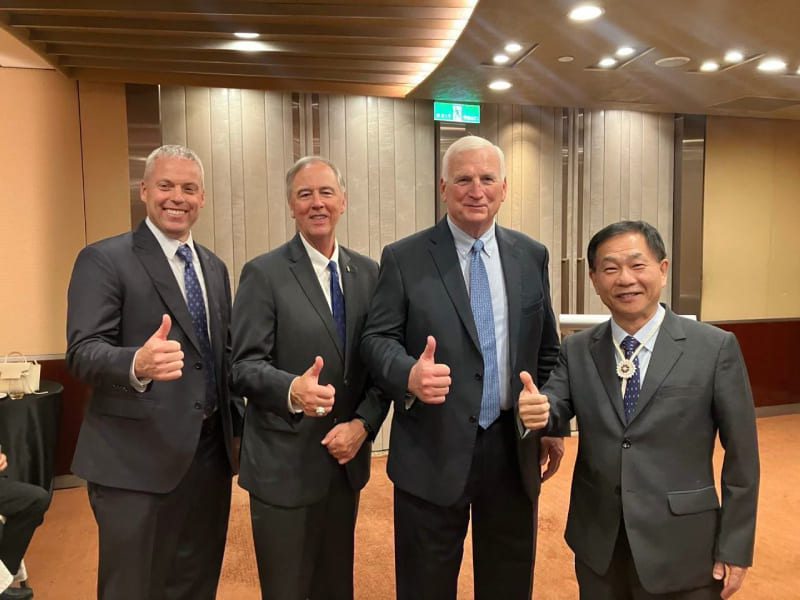 (由右至左)外交部常務次長葛葆萱與國際警察首長協會(IACP)會長Ken Walker、IACP議事顧問暨前會長John Letteney、IACP處長Matt Langer合影。
