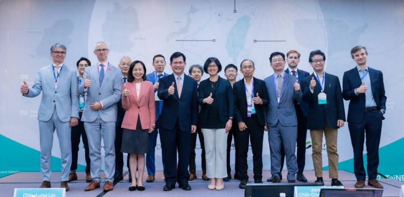 外交部長林佳龍與論壇講者及與會貴賓合影。