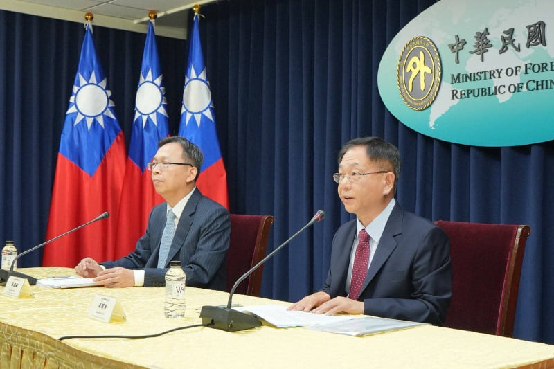 Vice Minister Ger (right) explains Taiwan’s appeals and methods of promoting participation in the UN and ICAO this year.