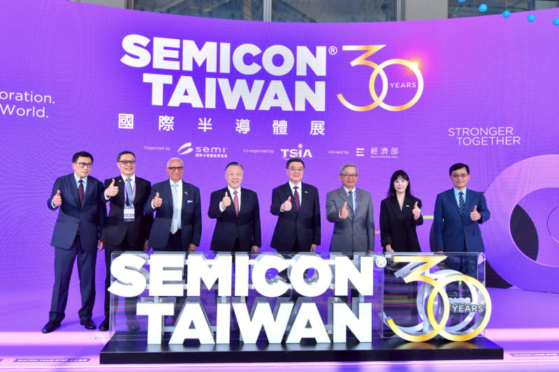 Premier Cho Jung-tai (fourth right) poses with guests at the opening ceremony of SEMICON Taiwan 2025, Sept. 10 in Taipei City. (Courtesy of Executive Yuan)