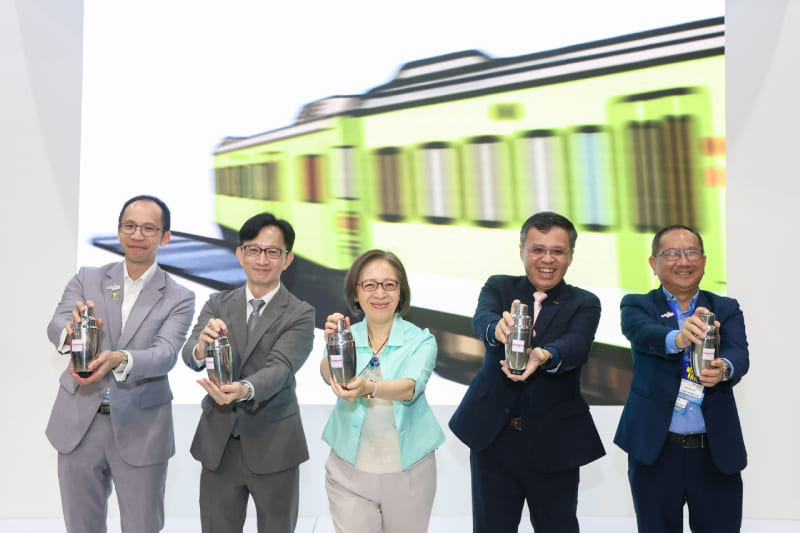 葉非比大使(中)