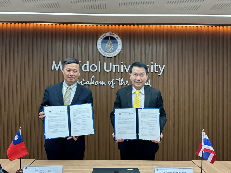 Lee Chien-chang (left), director of the Ministry of Health and Welfare’s Department of Information Management, and Thailand’s Mahidol University President Piyamitr Sritara display the MOU on AI medical model validation cooperation Sept. 22 in Thailand. (Courtesy of MOHW)