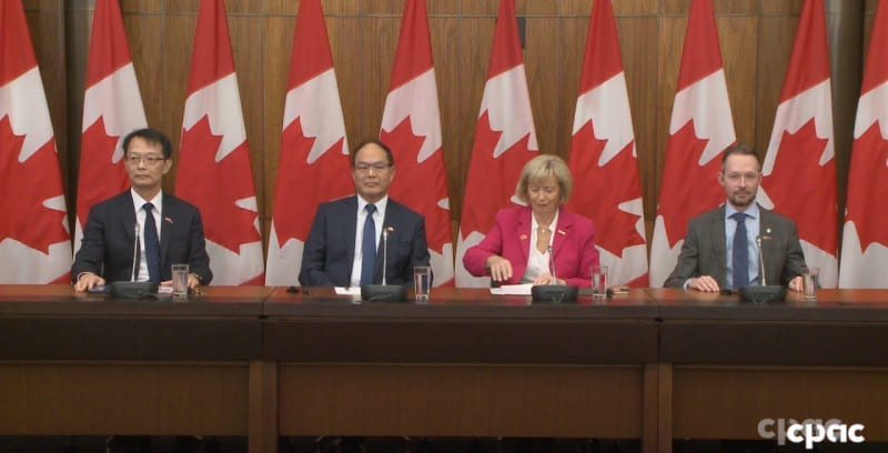 Civil Aviation Administration Deputy Director General Lin Jiunn-liang (from left), Rep. Harry Ho-jen Tseng of Taiwan and members of Parliament Judy Sgro and Michael Cooper call for Taiwan’s participation in the International Civil Aviation Organization during a news event at the National Press Theatre Sept. 22 in Ottawa. (MOFA)