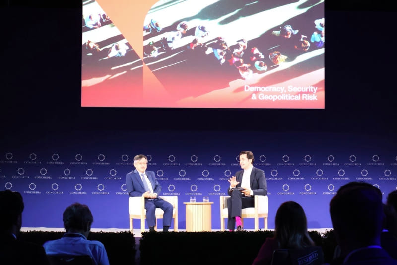 國安會諮詢委員李育杰與全球事務研究所所長Mark Hannah以「地緣政治、貿易及台灣在人工智慧合作領域的戰略角色」為題進行對談。