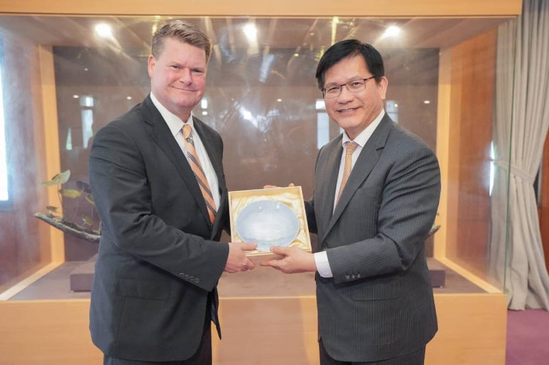外交部長林佳龍致贈「印太安全研究所」(Institute for Indo-Pacific Security, IIPS)主席薛瑞福(Randall G. Schriver)禮品。