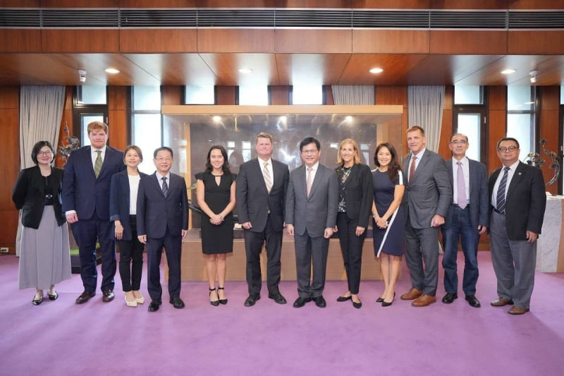 外交部長林佳龍與「印太安全研究所」(Institute for Indo-Pacific Security, IIPS)訪問團成員及與宴貴賓合照。