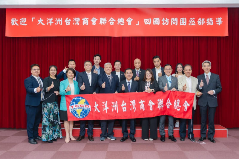 外交部常務次長葛葆萱(前排右五)偕亞東太平洋司司長林昭宏(前排右三)及同仁與「大洋洲台灣商會聯合總會」回國訪問團乙行合影。