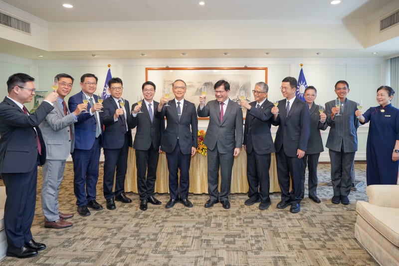 簽約儀式結束,現場貴賓舉杯祝賀雙方合作順利成功。
