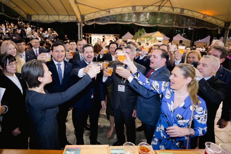 蕭美琴副總統與巴拉圭共和國眾議長拉多雷閣下(H.E. Dr. Raúl Luis Latorre Martínez)及該國眾議員由國安會秘書長吳釗燮、外交部政務次長吳志中及陳明祺陪同,於「禾樂精釀」攤位前開心祝酒。