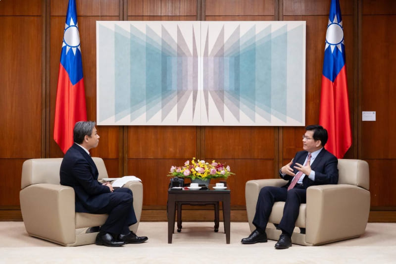 Foreign Minister Lin Chia-lung (right) discusses Taiwan-Japan relations during an interview with Yoshiaki Nishimi from Sankei Shimbun’s Taipei branch. (MOFA)