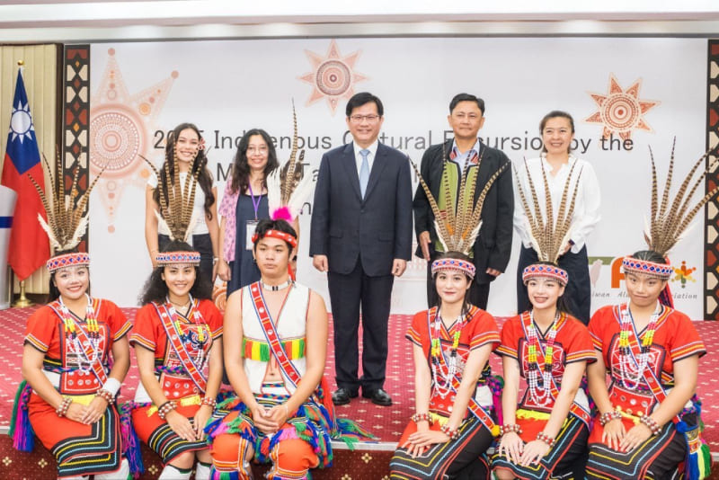 Minister of Foreign Affairs Lin Chia-lung (second row, center) is joined by officials and recipients of the Taiwan Fellowship and Taiwan Scholarship at the opening ceremony of an Indigenous cultural excursion organized by the MOFA Oct. 13 in Taipei City. (MOFA)