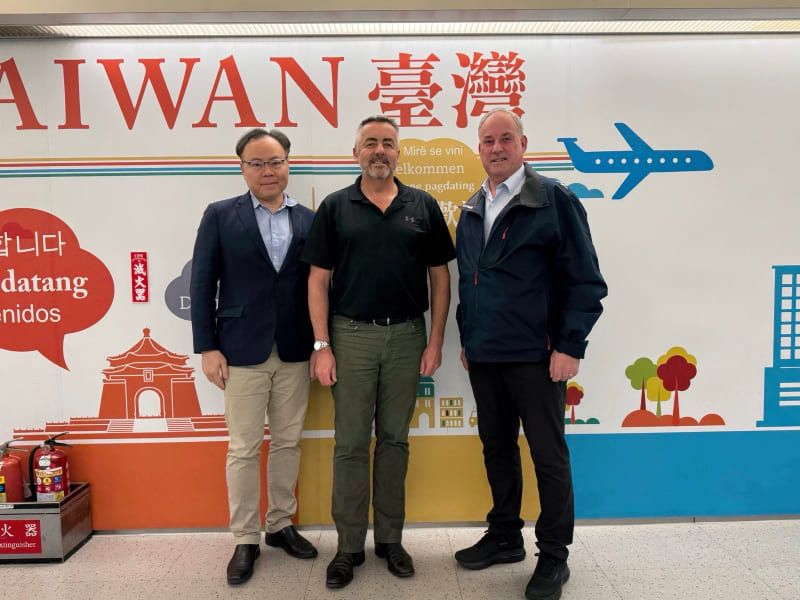 右起為寇貝克(Richard Colbeck)參議員及契斯特(Darren Chester)眾議員。