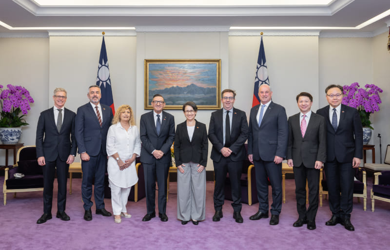 Vice President Hsiao Bi-khim (center) stands with an Australian parliamentary delegation led by House of Representatives members Steve Georganas (fourth left) and Darran Chester (second left) Oct. 20 at the Presidential Office in Taipei City. (Courtesy of PO)