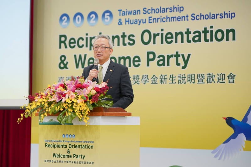 François Chih-chung Wu, deputy foreign minister, speaks at a reception welcoming students benefiting from the 2025 Taiwan Scholarship and Huayu Enrichment Scholarship programs Oct. 20 in Taipei City. (MOFA)