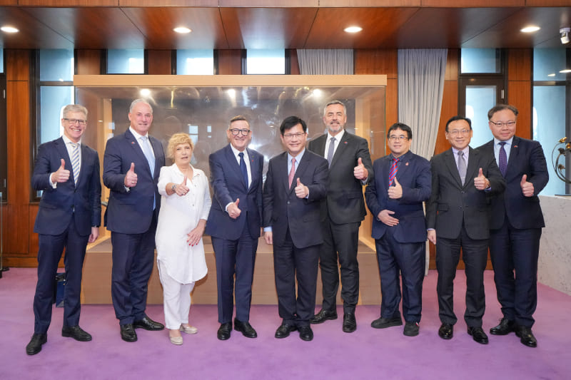 外交部長林佳龍(右五)與澳洲國會議員團眾議員喬傑納斯(Steve Georganas,左四)、眾議員契斯特(Darren Chester,右四)及參議員寇貝克(Richard Colbeck,左二)合影。