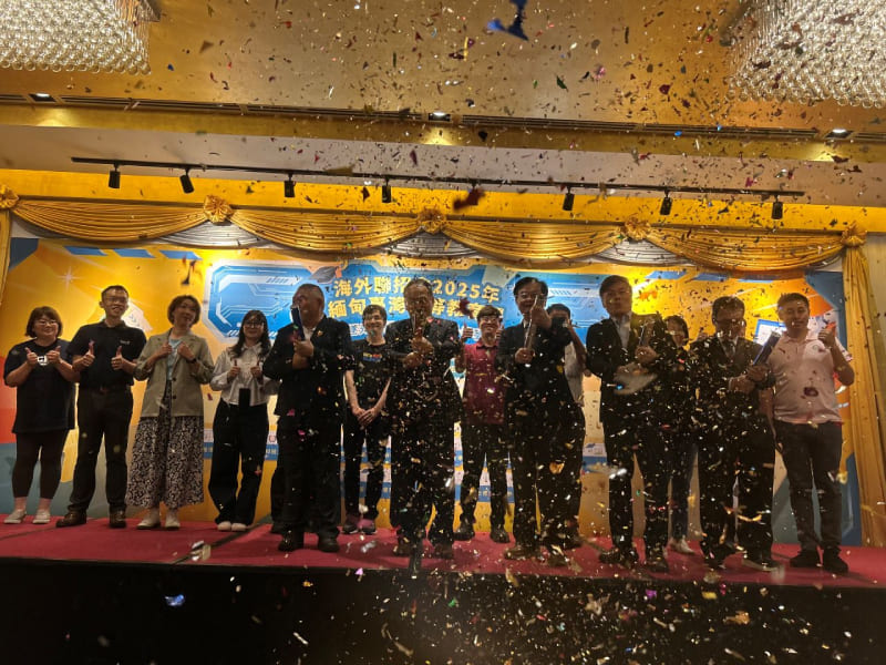 黃敏境代表、蘇玉龍主委、楊友全總會長與學校代表啟動儀式