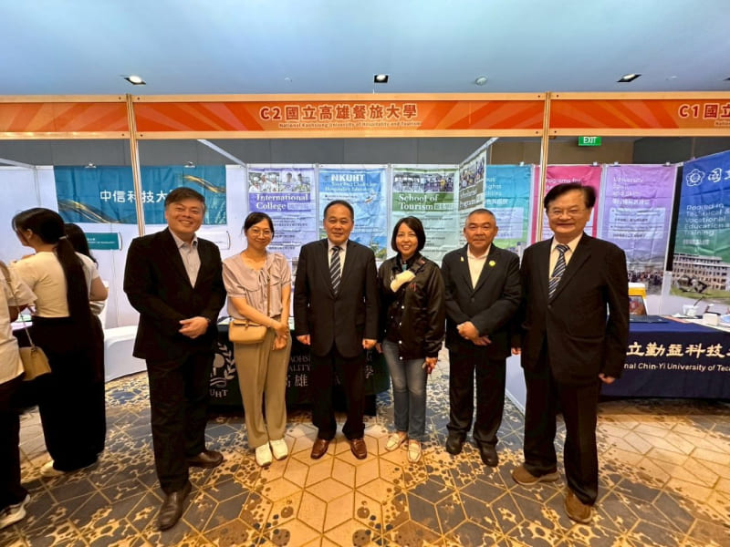 黃敏境代表等人瞭解各校招生攤位