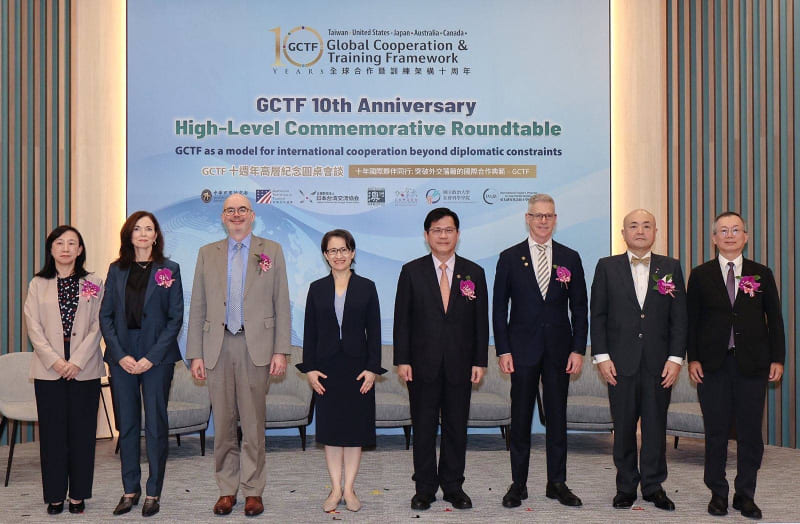 蕭美琴副總統（左四）、外交部長林佳龍（左五）與「全球合作暨訓練架構」（GCTF）正式夥伴代表、國立政治大學校長李蔡彥（右一）及社會科學學院院長楊婉瑩（左一）合影。