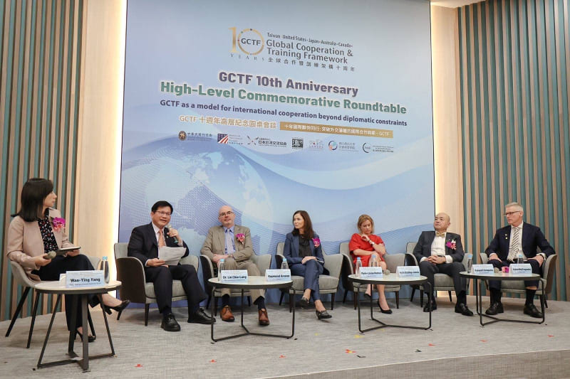 外交部長林佳龍與「全球合作暨訓練架構」（GCTF）正式夥伴及觀察員代表進行圓桌會談。