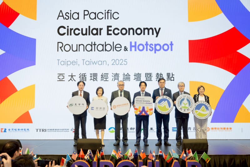 President Lai Ching-te (center) holds a placard with the event name at the closing ceremony of the Asia-Pacific Circular Economy Roundtable and Hotspot Oct. 23 in Taipei City. (Courtesy of Presidential Office)