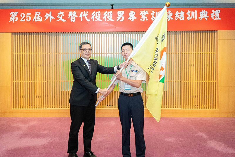 外交部政務次長陳明祺為外交替代役授旗，期勉役男全力以赴。