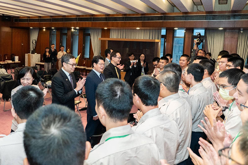 外交部政務次長陳明祺（左二）、外交部國經司司長連玉蘋（左一）、內政部役政司副司長陳裕興（左四）及國合會秘書長黃玉霖（左三）於典禮後關心勸勉役男。