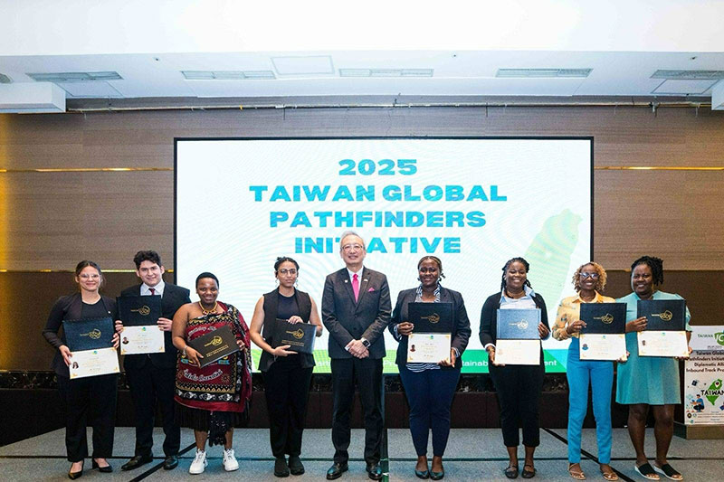 外交部政務次長吳志中（中）頒發結業證書，並與在國立屏東科技大學受訓之友邦學員合影。