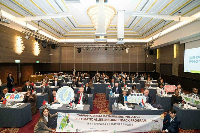外交部政務次長吳志中與本批來台青年及全體與會嘉賓大合照。