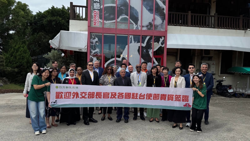 外交部政務次長陳明祺與使節團參訪四方乳品。
