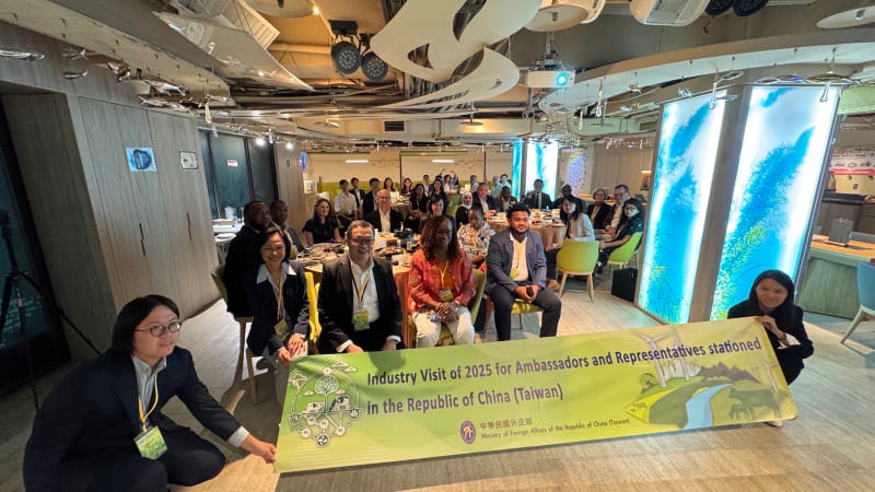 Deputy Foreign Minister Chen Ming-chi (front, third left) joins members of the foreign diplomatic corps at aquaculture company Hi-Q during a biotech industry visit Oct. 30-31 in northern Taiwan. (MOFA)