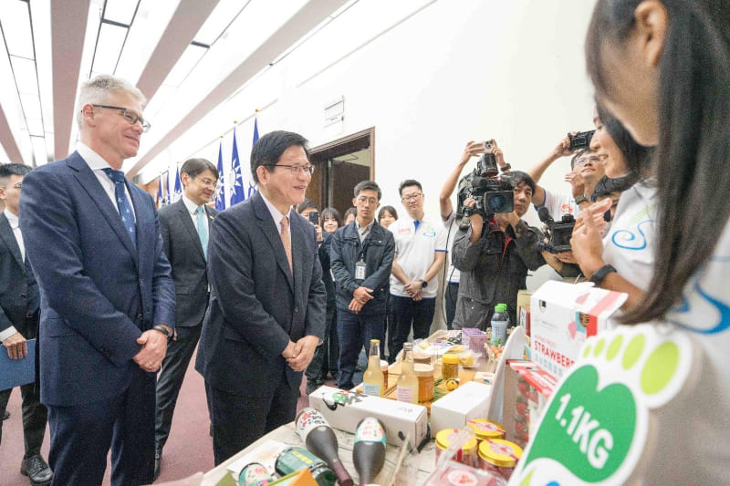 外交部長林佳龍、澳洲辦事處代表馮國斌（Robert Fergusson）參觀並聽取農青大使展示自家農產品。