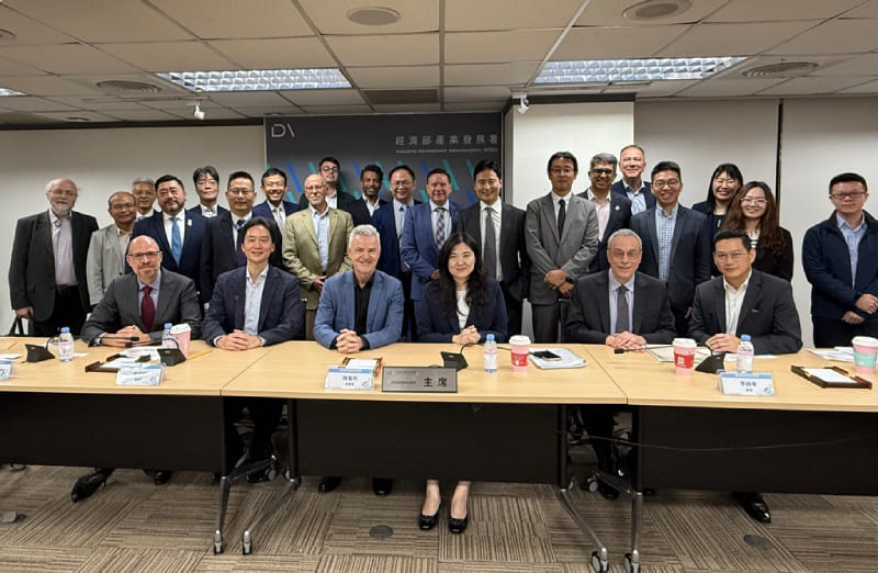 Chen Pei-li (front, third right), deputy director general of the MOEA’s Industry Development Administration, receives a delegation led by APSCC President Terry Bleakley (front, third left) Nov. 3 in Taipei City. (Courtesy of MOEA)