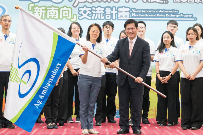 Foreign Minister Lin Chia-lung (front right) presents a flag Nov. 4 in Taipei City to Taiwan’s young agricultural ambassadors who are set to depart for Australia later in the month. (MOFA)