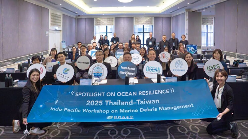 Jung Chun-hao (front, second left), OAC Department of International Development section chief, is joined by academics, officials, representatives of businesses and international nongovernmental organizations from Taiwan, Japan, South Korea and Thailand at an event spotlighting ocean resilience Nov. 5 in Bangkok, Thailand. (Courtesy of OAC)