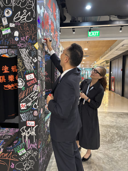 駐泰國臺北經濟文化辦事處藍代表夏禮在活動看板上簽名