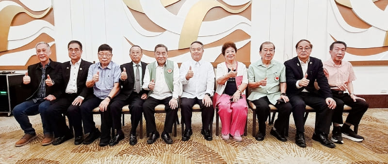 周大使(右5)與菲華關愛基金會幹部團隊合影留下珍貴紀念