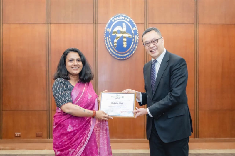 外交部政務次長陳明祺頒發結業證書給第三屆「非政府組織國際種子專業人才培訓計畫」印度籍學員Radhika Modi女士。