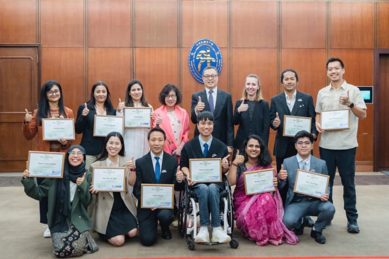 外交部政務次長陳明祺（後排右四）、「財團法人台灣海外援助發展聯盟（Taiwan AID）」理事長王金英（後排右五）及美國在台協會公共外交官員史佩靈（Jennifer Steffensen，後排右三）與第三屆「非政府組織國際種子專業人才培訓計畫」11名學員合影。